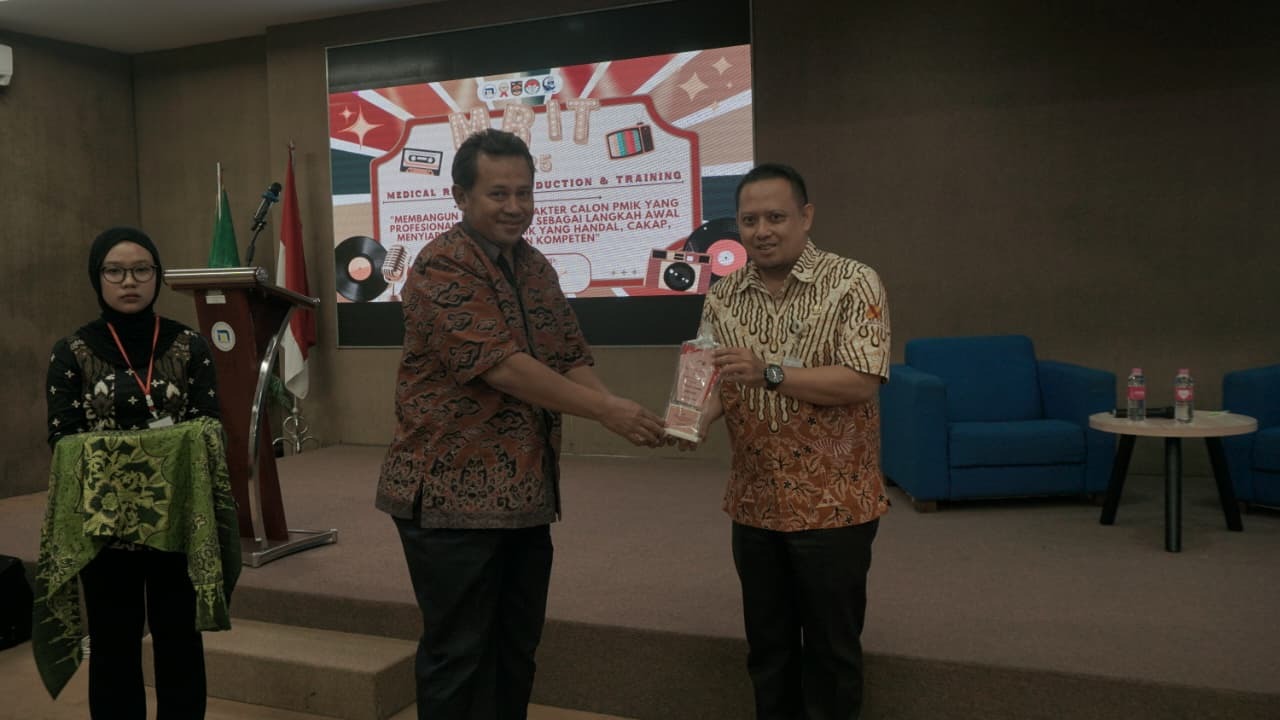 Pemberian Plakat Kepada Pemateri Ketiga